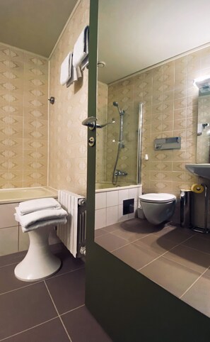Douche, articles de toilette gratuits, sèche-cheveux