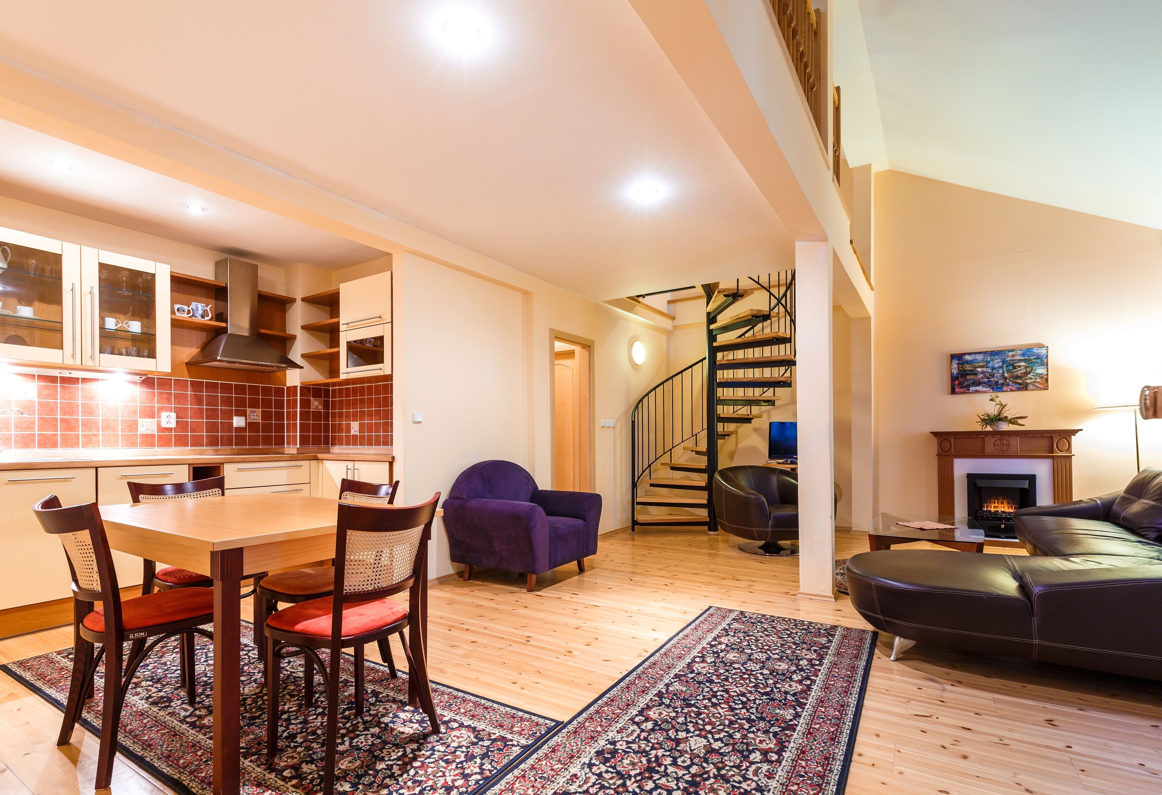 Penthouse Deluxe, 2 habitaciones, cocina | Área de sala de estar | Televisión LED de 22 pulgadas con canales vía satélite y televisión 