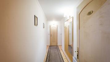 Departamento, 1 habitación | Ropa de cama hipoalergénica y caja de seguridad en la habitación