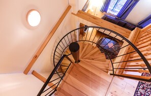 Deluxe-kattohuoneisto, 2 makuuhuonetta, keittiö | Oleskelualue | 22–tuumainen LED-televisio, jossa satelliittikanavat