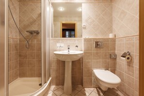 Amenidades de baño gratuitas, secadora de cabello, toallas