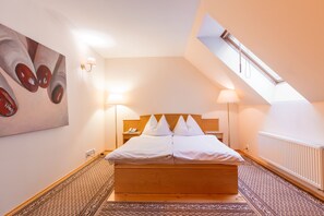 Deluxe-kattohuoneisto, 2 makuuhuonetta, keittiö | Allergiatestatut vuodevaatteet, tallelokero huoneessa, työpöytä