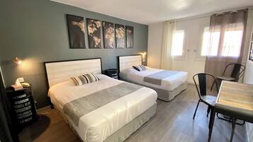 Familierom | Sengetøy av topp kvalitet, minibar, safe på rommet og skrivebord