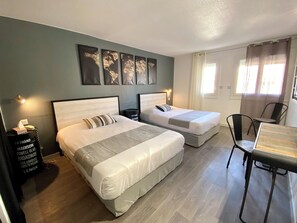 Habitación familiar | Ropa de cama de alta calidad, minibar, caja fuerte y escritorio