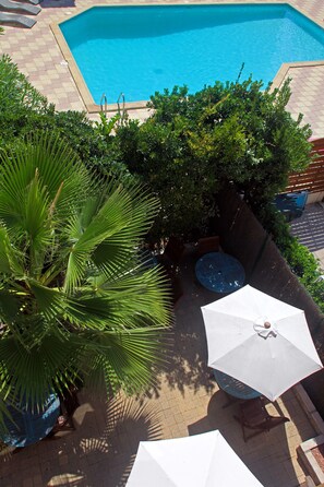 室外游泳池，提供日光浴躺椅