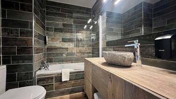 Tremannsrom | Sengetøy av topp kvalitet, minibar, safe på rommet og skrivebord