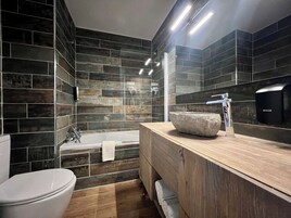 Habitación triple | Ropa de cama de alta calidad, minibar, caja fuerte y escritorio