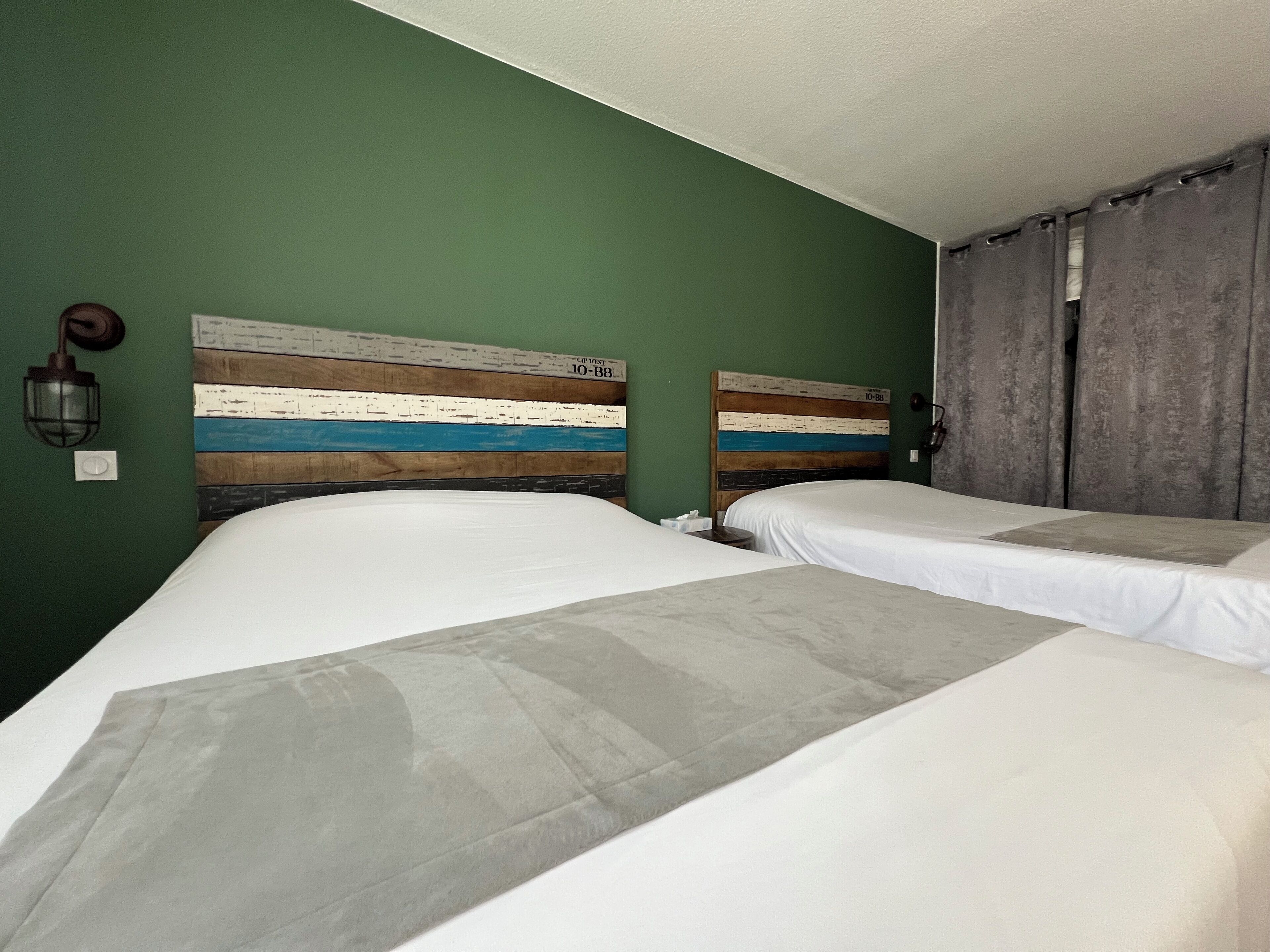 家庭客房 | 高級寢具、迷你吧、客房內保險箱、書桌