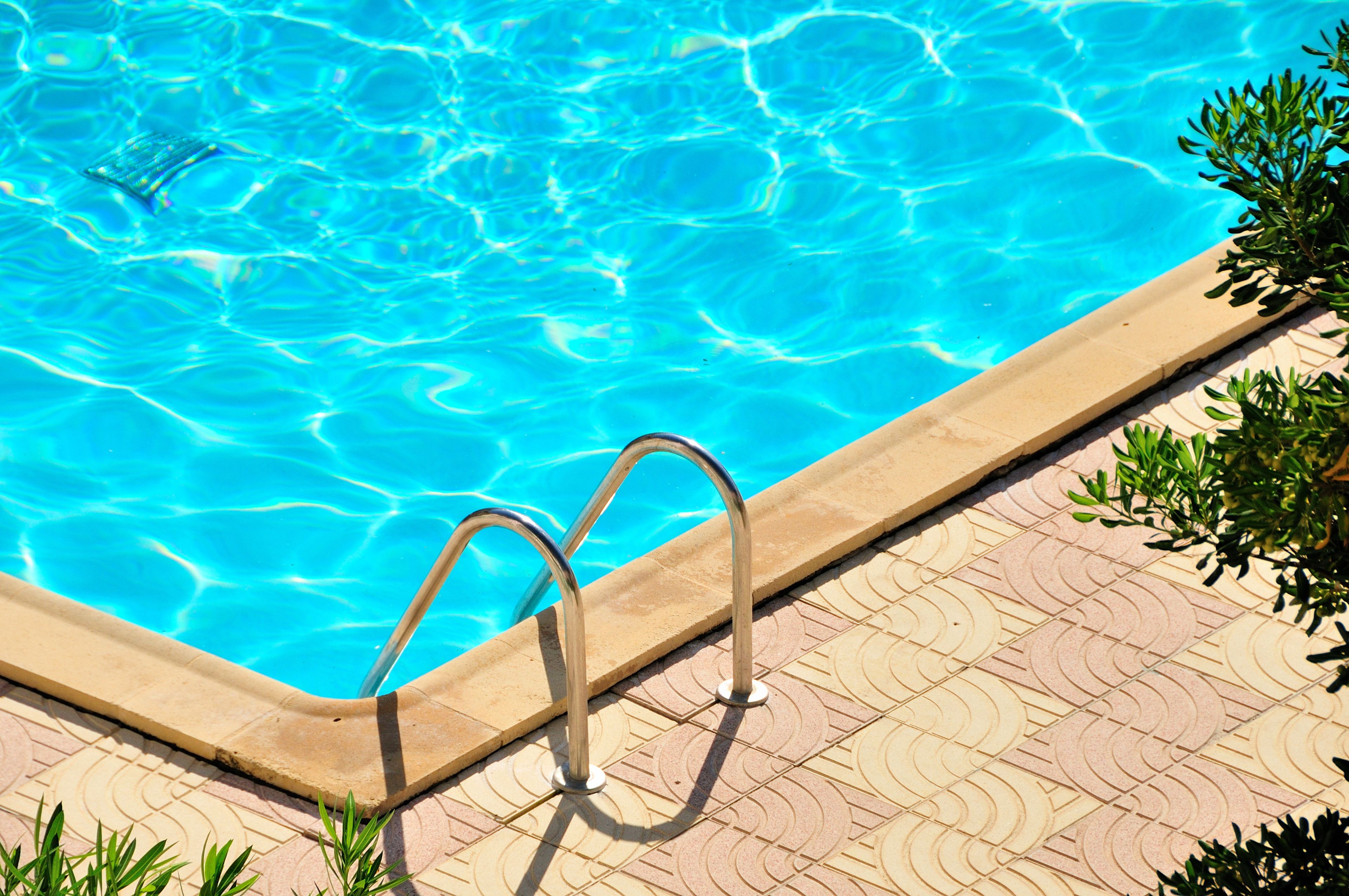 Hồ bơi ngoài trời, ghế dài tắm nắng 