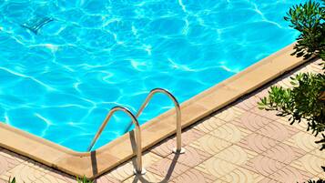 Ulkouima-allas, aurinkotuoleja