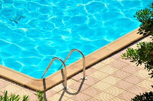 Piscine extérieure, chaises longues