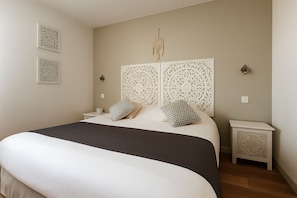 Ropa de cama de alta calidad y minibar 