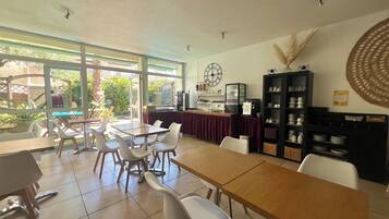 Frokostbuffé hver dag (EUR 12.50 per person)