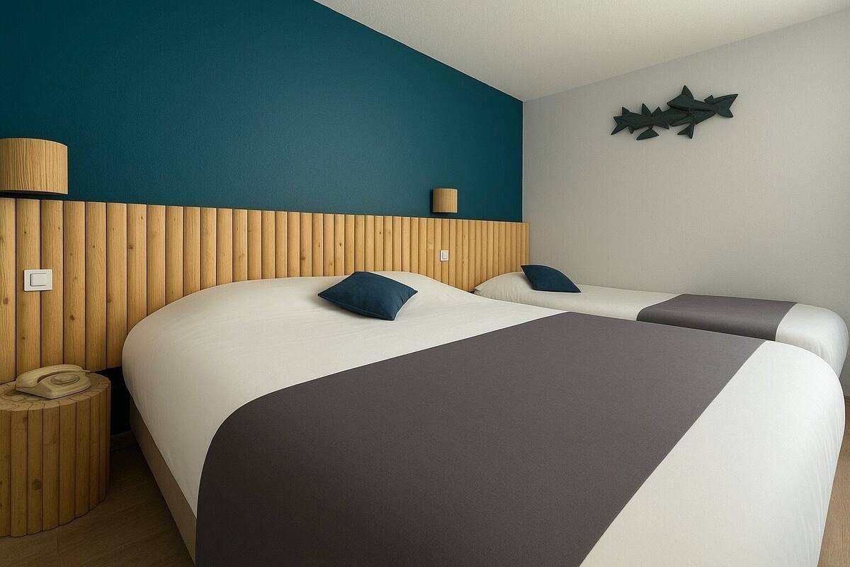 Une chambre d’hôtel avec deux lits, une tête de lit en bois, une lampe fixée au mur et un petit tabouret en bois.