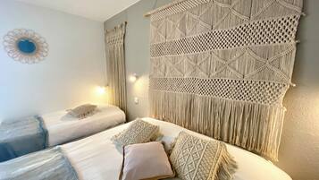 Driepersoonskamer | Luxe beddengoed, een minibar, een kluis op de kamer, een bureau