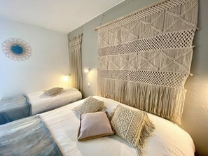 Triple Room | Premium bedding, minibar, in-room safe, desk - Hotel Les Grenadines (Agde)