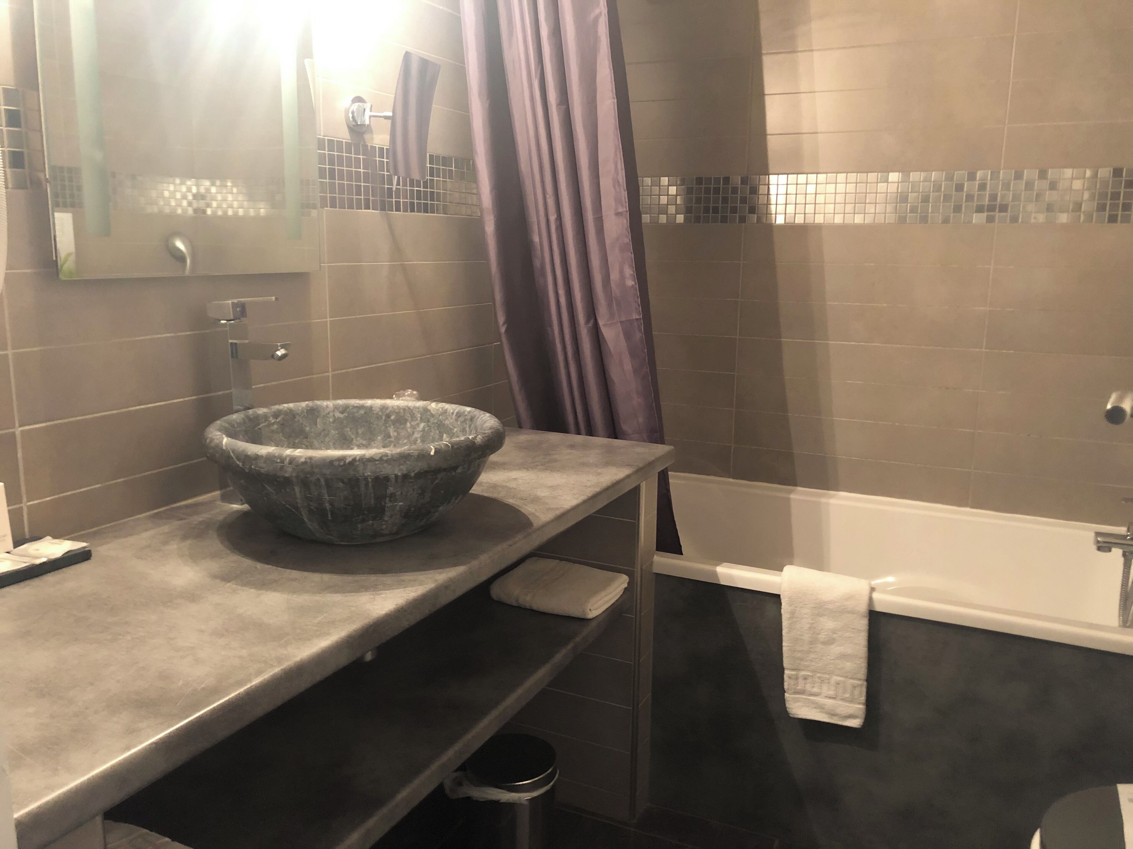 double room, 1 king bed | bathroom | free toiletries, hair dryer, towels