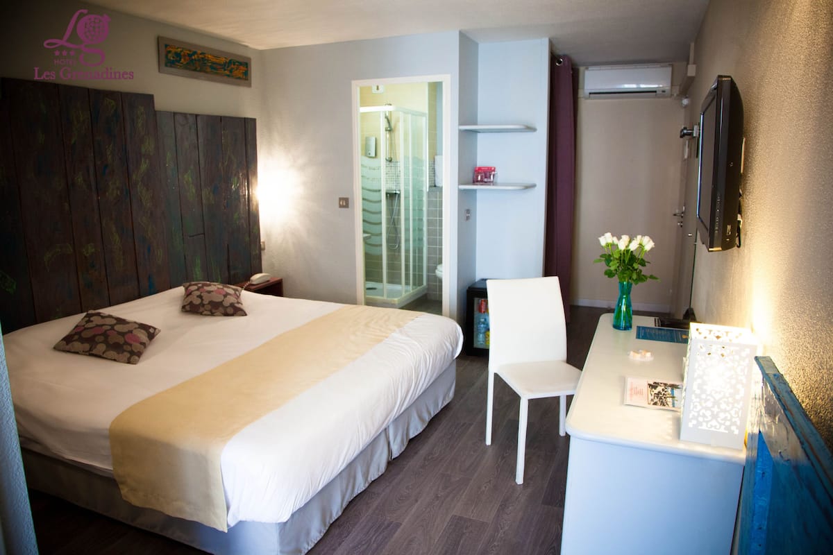 Premium bedding, minibar, in-room safe, desk