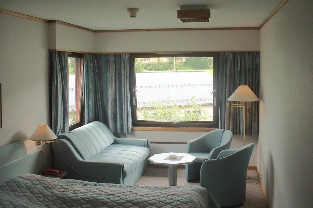 hypo-allergenic bedding, desk, soundproofing, free wifi