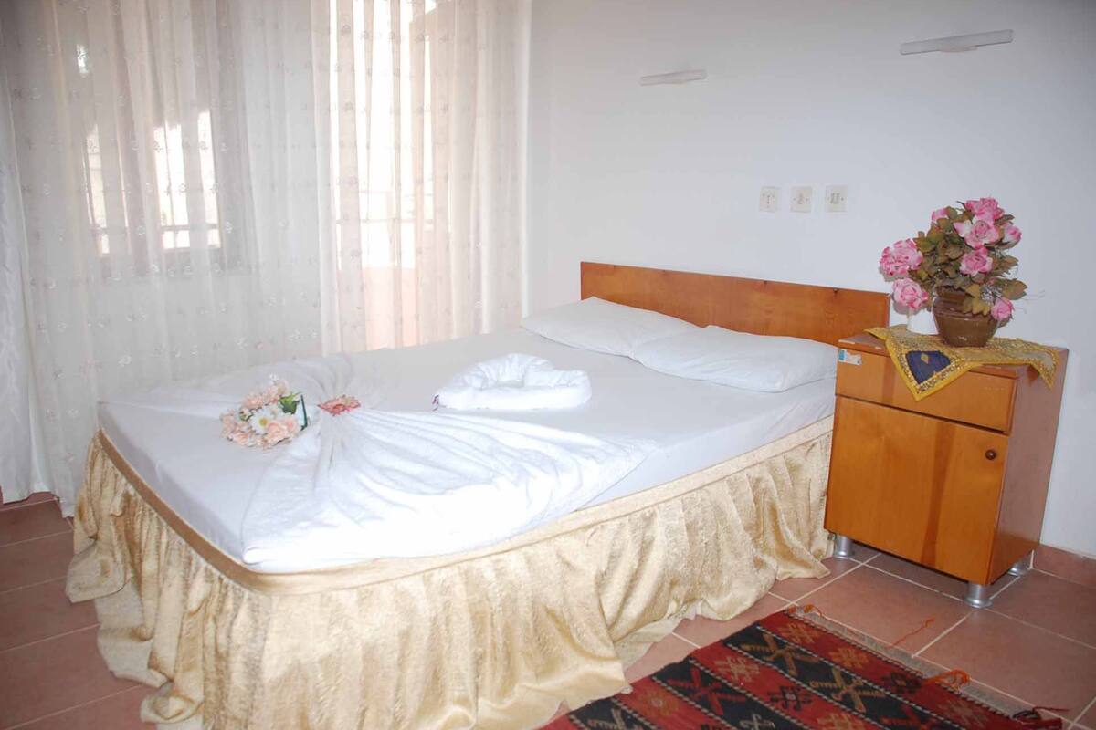 Habitación con 2 camas individuales, baño en la habitación | Camas con pillow-top, wifi gratis y ropa de cama