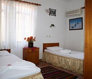 Twin Room, Ensuite | Pillow-top beds, free WiFi, bed sheets
