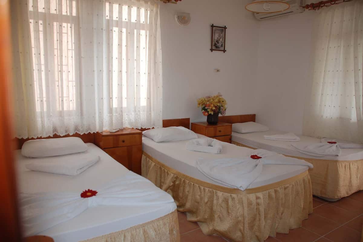 Habitación triple, baño privado | Camas con pillow-top, wifi gratis y ropa de cama
