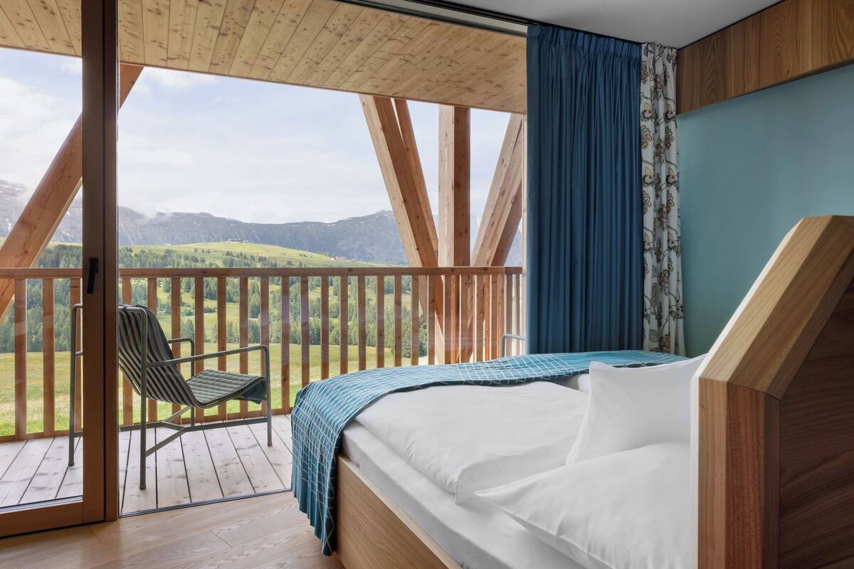 Deluxe Double Room, Mountain View, Mountainside (Telescope) | Hypo-allergenic bedding, in-room safe, desk, blackout curtains