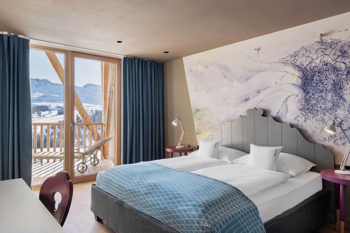 Panoramic Suite (Suite "Feathers") | Peralatan tempat tidur hipoalergenik, peti besi dalam bilik, meja 
