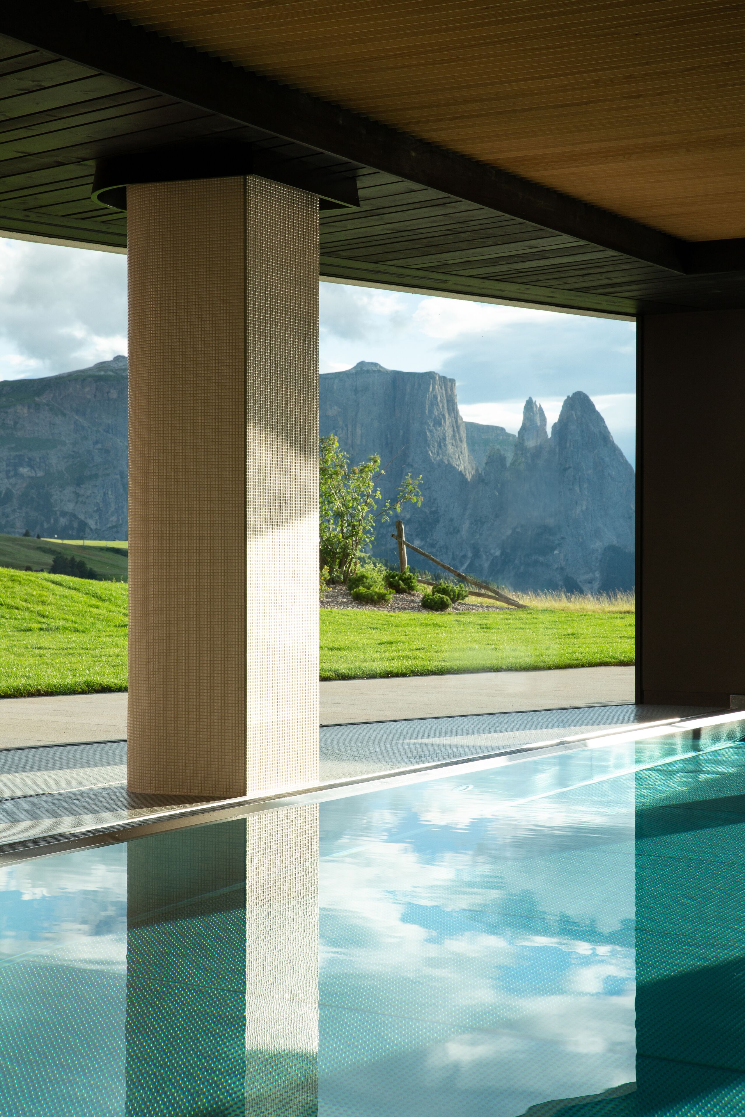 Een binnenzwembad, een buitenzwembad en ligstoelen