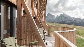 Junior Studio Suite, 1 King Bed, Mountain View (Suite Clouds) | Hypo-allergenic bedding, in-room safe, individually furnished, desk