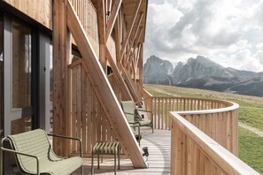 Studiosuite – junior, 1 kingsize-seng, fjellutsikt (Suite Clouds) | Allergitestet sengetøy, safe på rommet og individuelt innredet