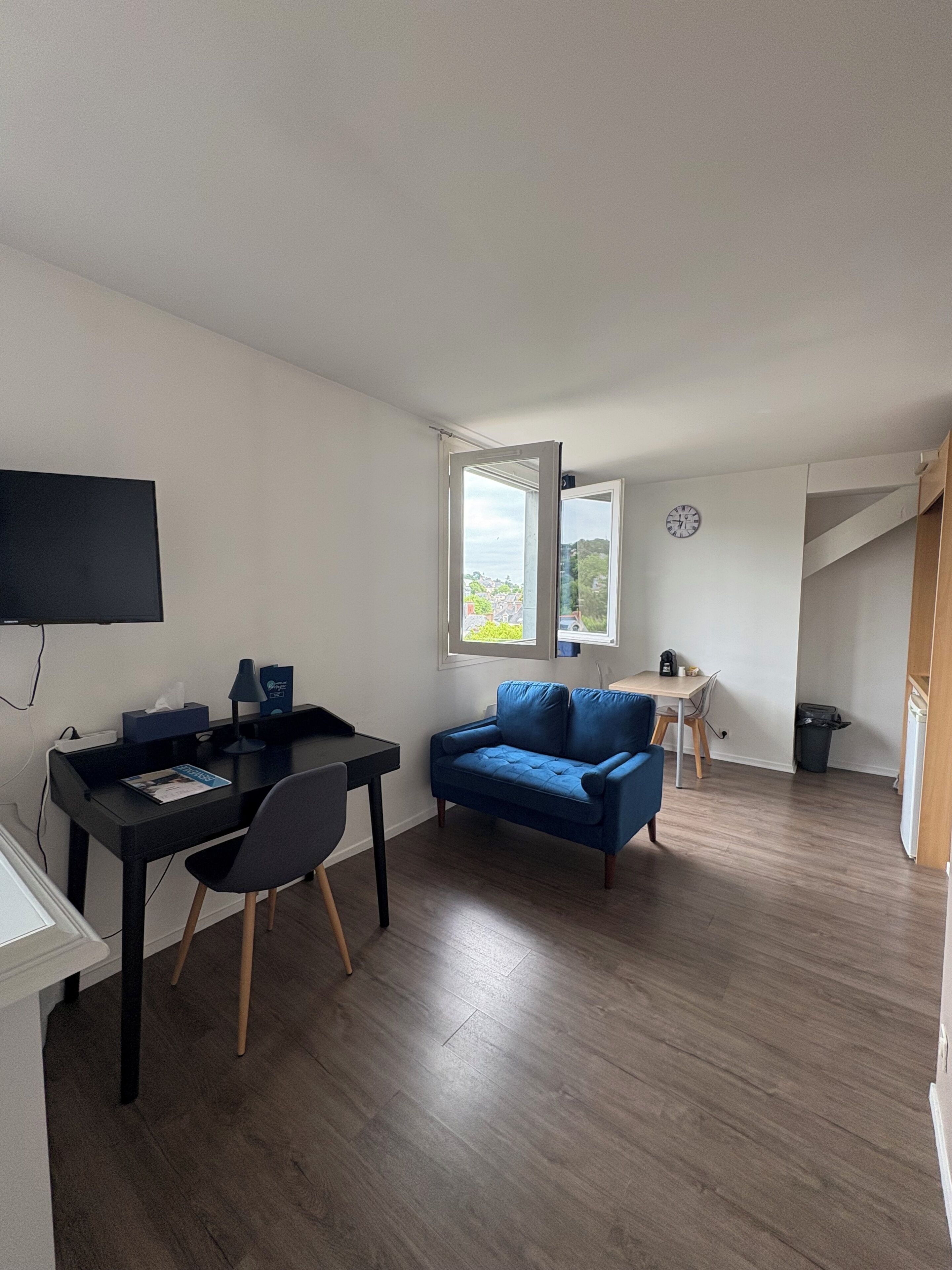 Studio | Living area | 82-cm flat-screen TV with digital channels