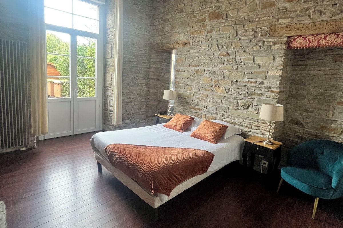 Superior Room | Soundproofing, iron/ironing board, free cribs/infant beds, free WiFi