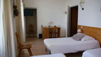 Un dormitorio con dos camas, un escritorio y una silla.