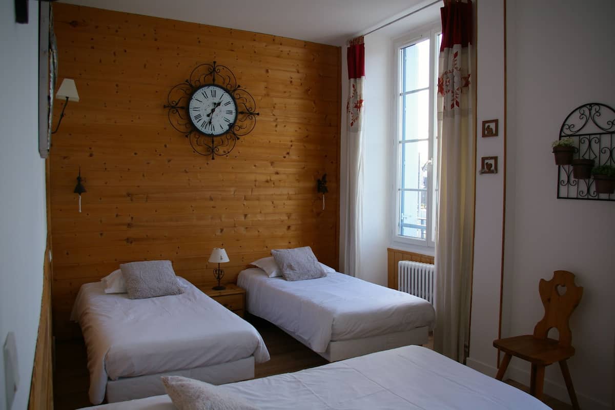 triple room, accessible | soundproofing, iron/ironing board, free wifi, bed sheets