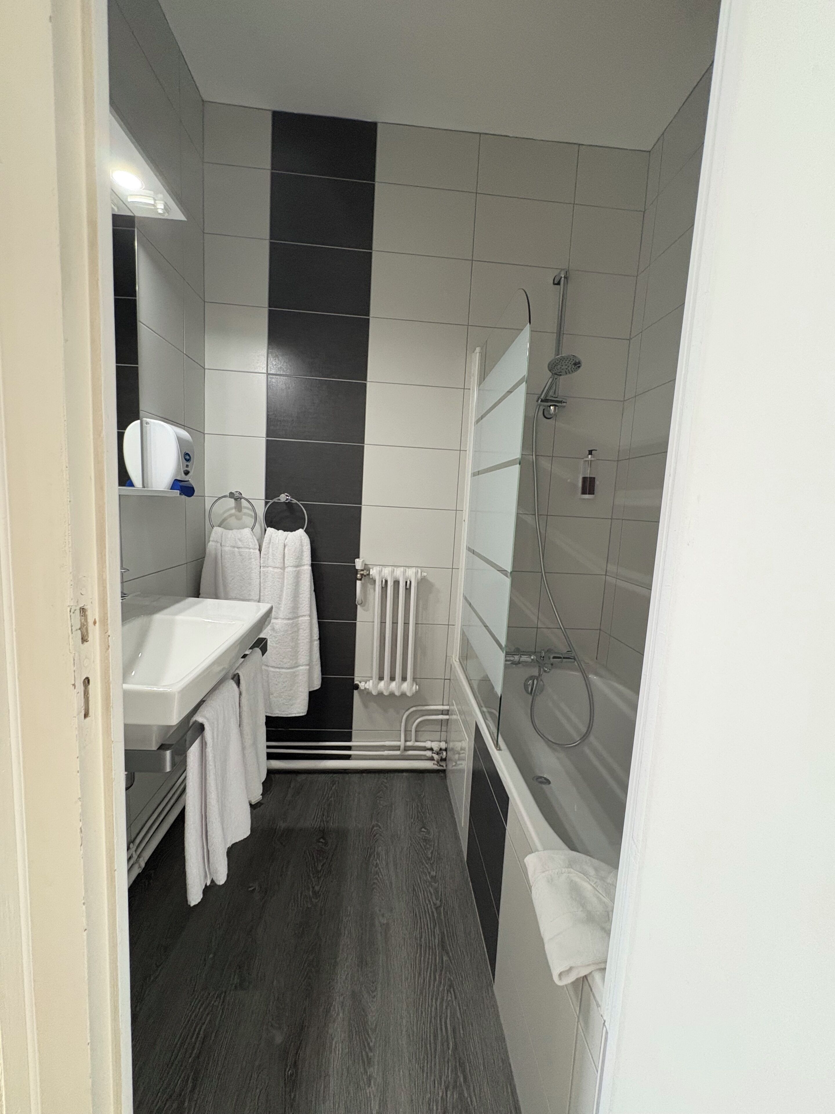 Ein modernes Badezimmer mit Dusche, Toilette und Waschbecken.