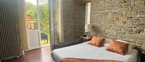 Superior Room | Soundproofing, iron/ironing board, free cribs/infant beds, free WiFi