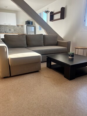 Sistema de insonorización y tabla de planchar con plancha 