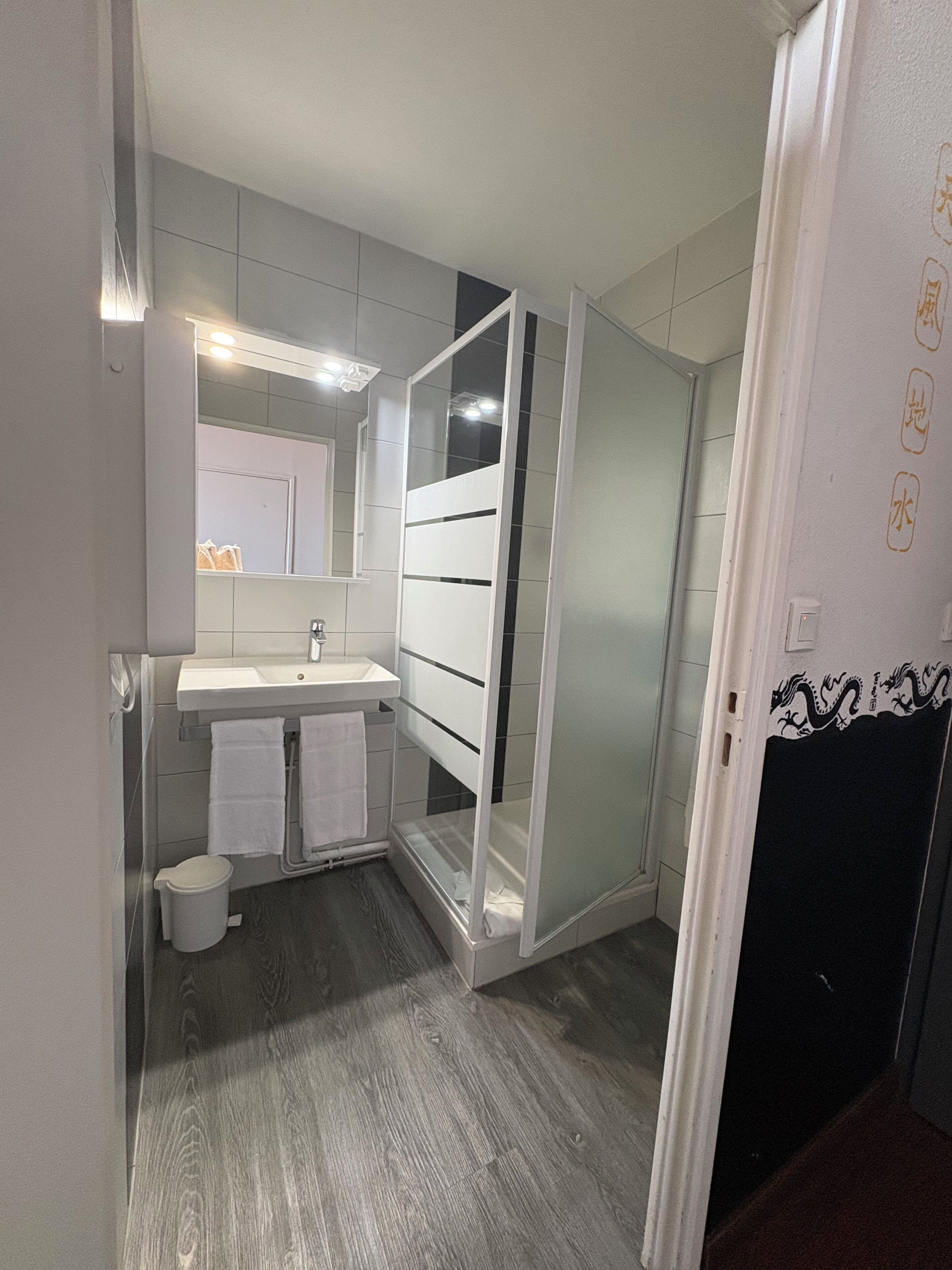 Superior tweepersoonskamer | Badkamer | Gratis toiletartikelen, een haardroger, handdoeken