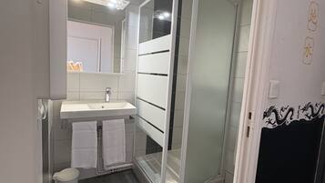 Superior tweepersoonskamer | Badkamer | Gratis toiletartikelen, een haardroger, handdoeken