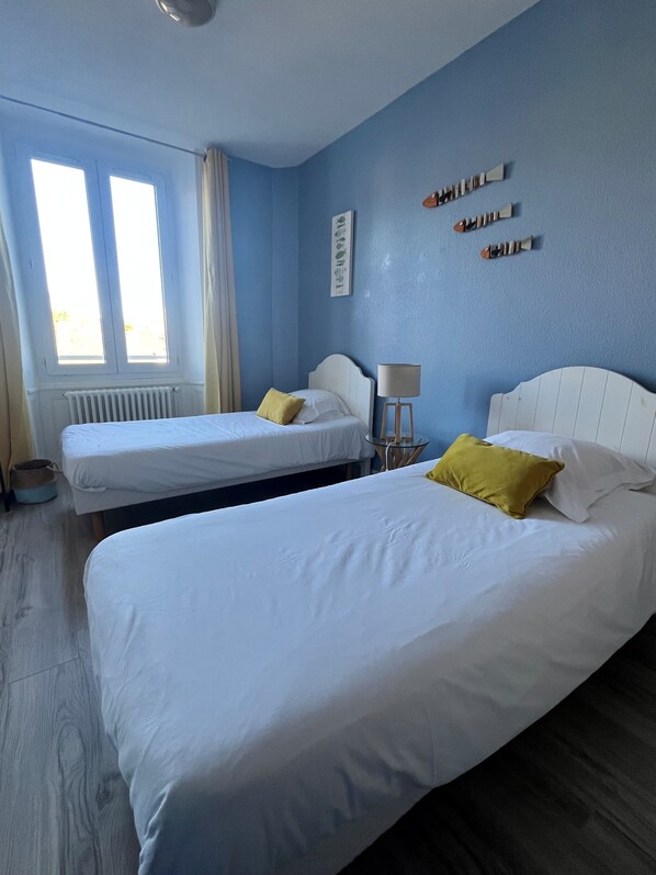 Habitación cuádruple familiar, vista al jardín | Insonorización, tabla de planchar con plancha y cunas gratuitas