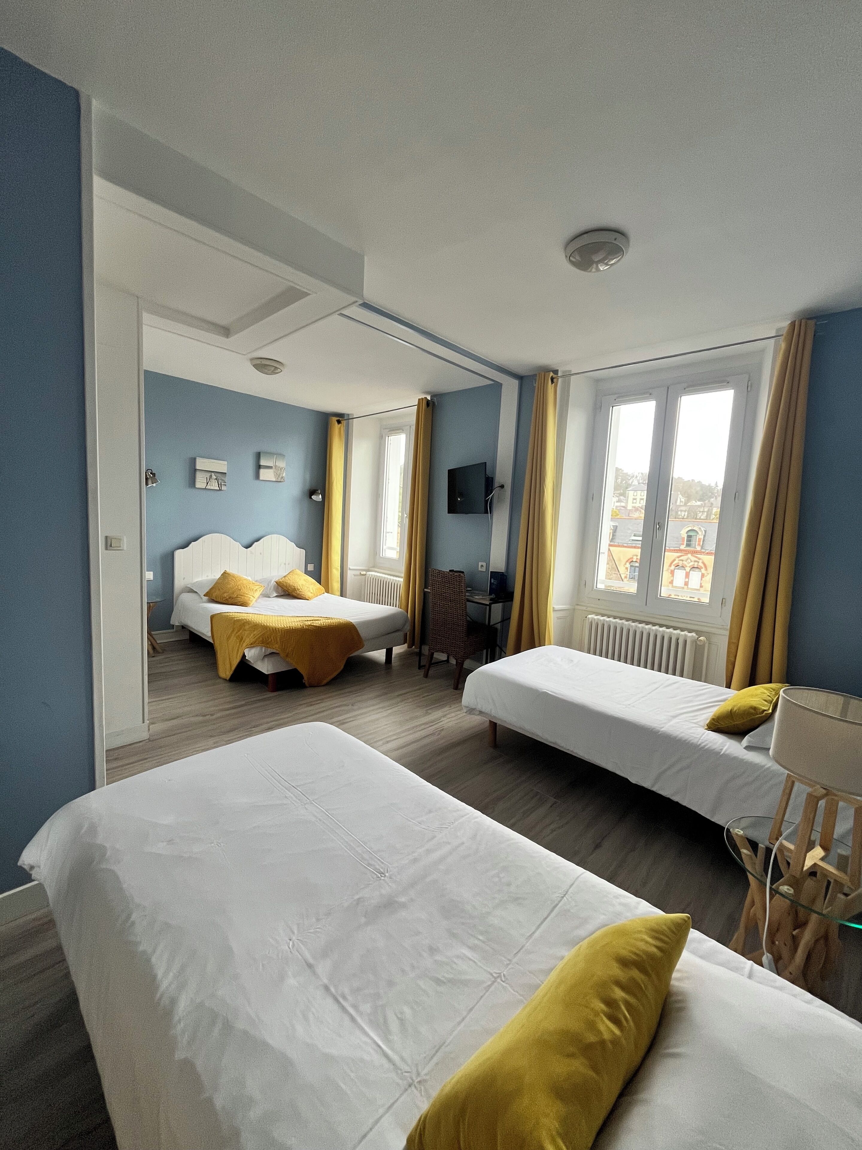 Firemannsrom – familie, hageutsikt | Lydisolert, strykejern/-brett og barnesenger (inkludert)