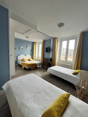 家庭四人房, 花園景觀 | 隔音、熨斗/熨衣板、免費搖籃/嬰兒床、免費無線上網