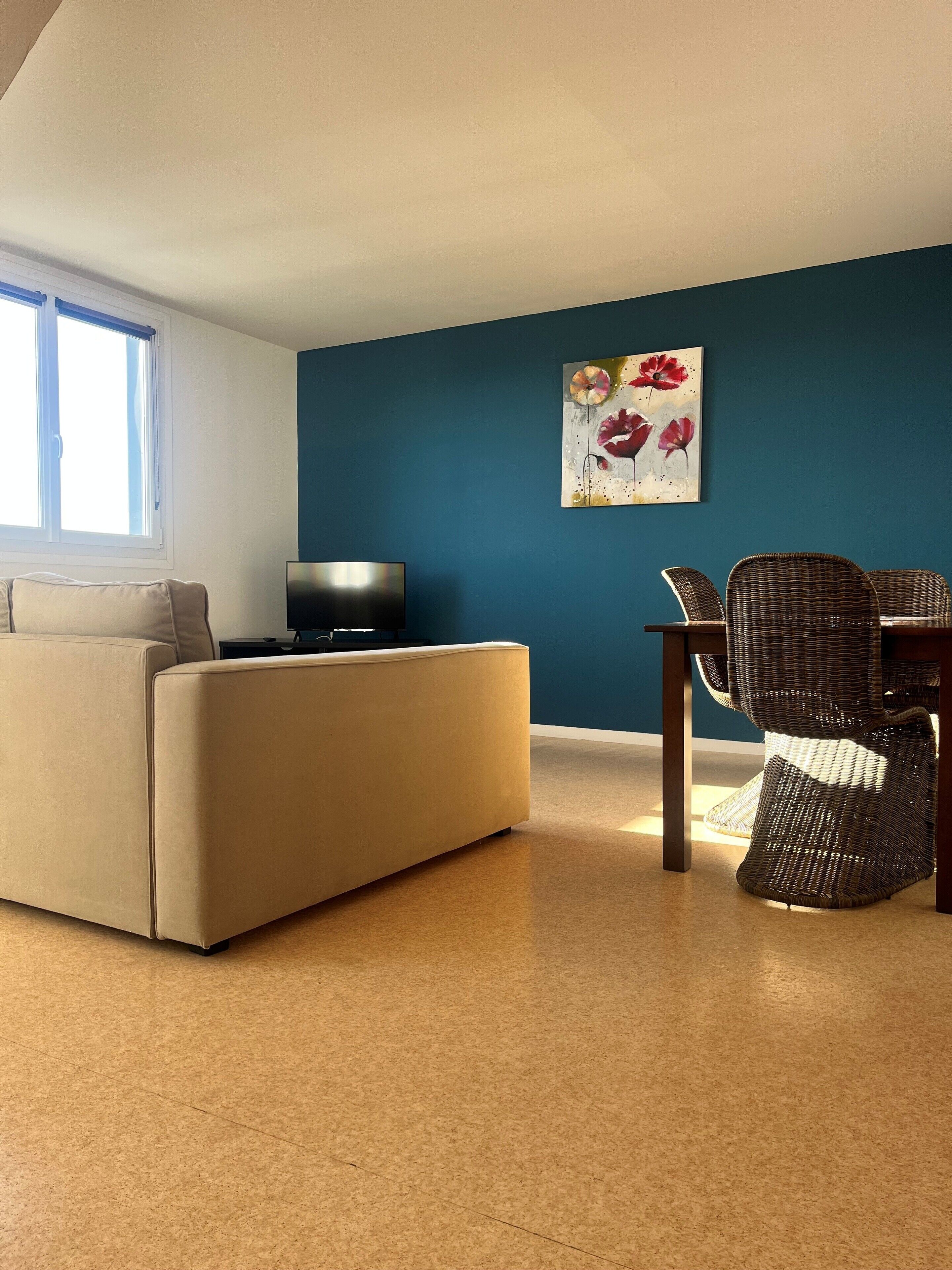 Apartment | Living area | 82-cm flat-screen TV with digital channels