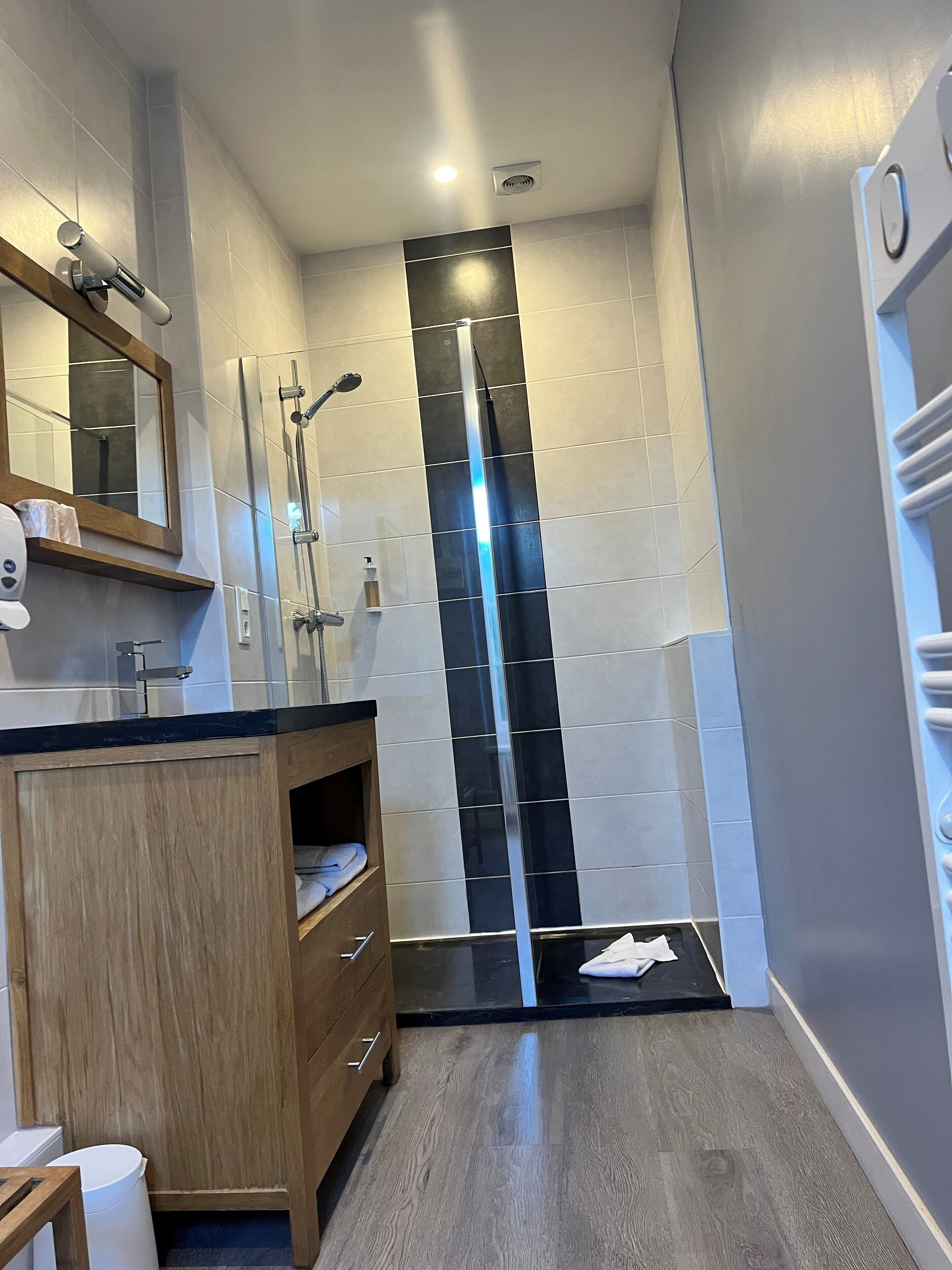 Superior-Zimmer | Badezimmer | Kostenlose Toilettenartikel, Haartrockner, Handtücher