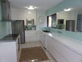 Refrigerador con freezer, microondas, placa de cocina, lavavajillas