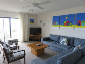 Apartment, 2 Schlafzimmer, Meerblick | Wohnbereich | 80-cm-Flachbildfernseher mit Digitalempfang, Fernseher, Netflix