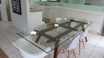 Familienapartment, 2 Schlafzimmer, eingeschränkter Meerblick | Essbereich im Zimmer