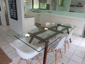 Departamento familiar, 2 habitaciones, vista parcial al océano | Servicio a la habitación