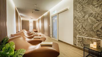 Een sauna, een bubbelbad, een stoombad, een Turks bad/hammam